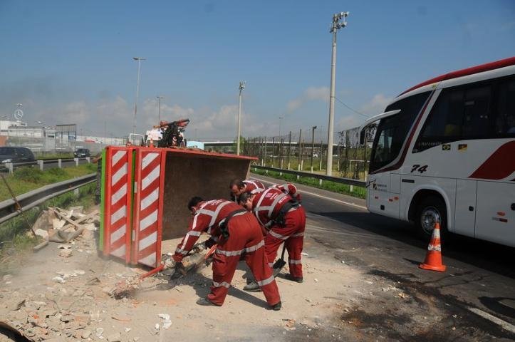Caminh&atilde;o tomba e causa congestionamento na freeway