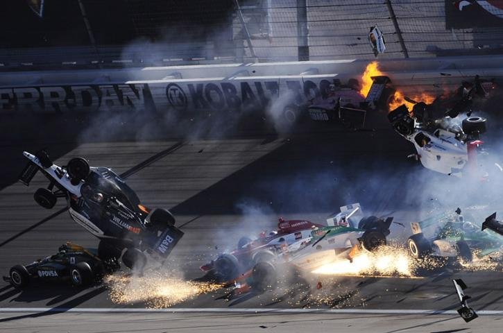 Momento do acidente que envolveu 15 pilotos da Indy