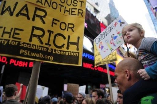 Manifestantes protestam na Times Square