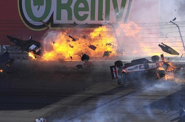 Dois pilotos da F&oacute;rmula Indy recebem alta ap&oacute;s acidente que matou Wheldon