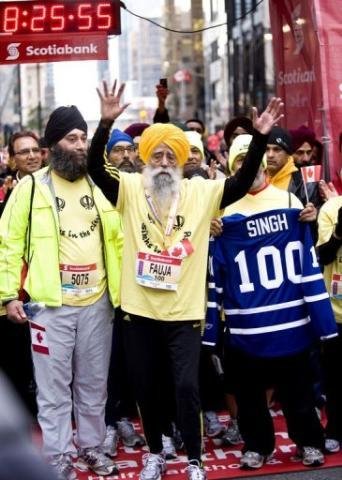 Fauja Singh completou a maratona seis horas depois do primeiro colocado