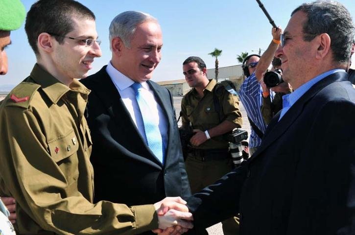Ministro da Defesa israelense, Ehud Barak (D), e o soldado libertado, Gilad Shalit 