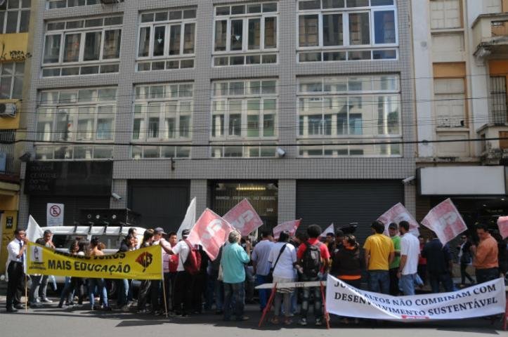 Manifestantes acreditam que a medida seja um caminho para o desenvolvimento com gera&ccedil;&atilde;o de emprego e renda