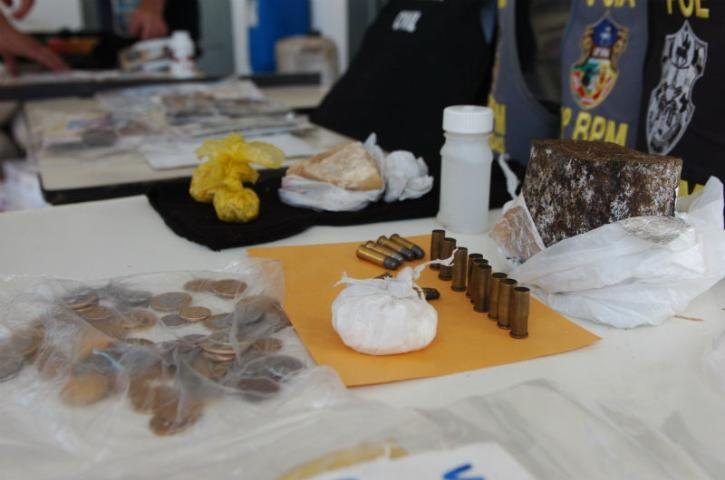 Foram apreendidas drogas, muni&ccedil;&otilde;es e R$ 7 mil