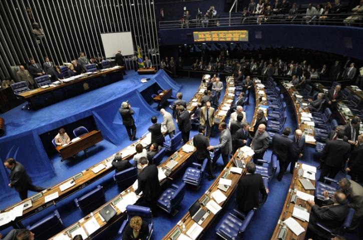 Senado aprova nova distribui&ccedil;&atilde;o dos royalties do petr&oacute;leo 