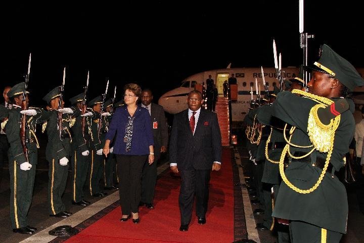Dilma durante desembarque em Luanda para visita oficial