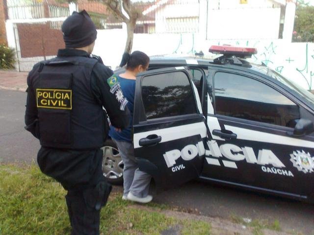 Mulher &eacute; presa por suspeita de matar a filha em Porto Alegre