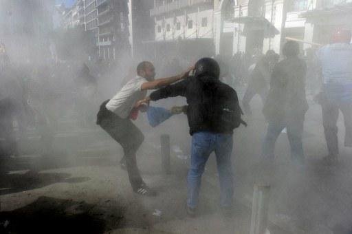 Jovens e policiais voltam a se enfrentar em Atenas