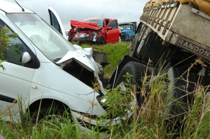 Caminh&atilde;o teria desviado de moto e invadido a faixa contr&aacute;ria, onde colidiu com outros dois carros