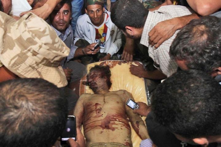 CNT revela que Khadafi foi morto com disparo na cabe&ccedil;a 