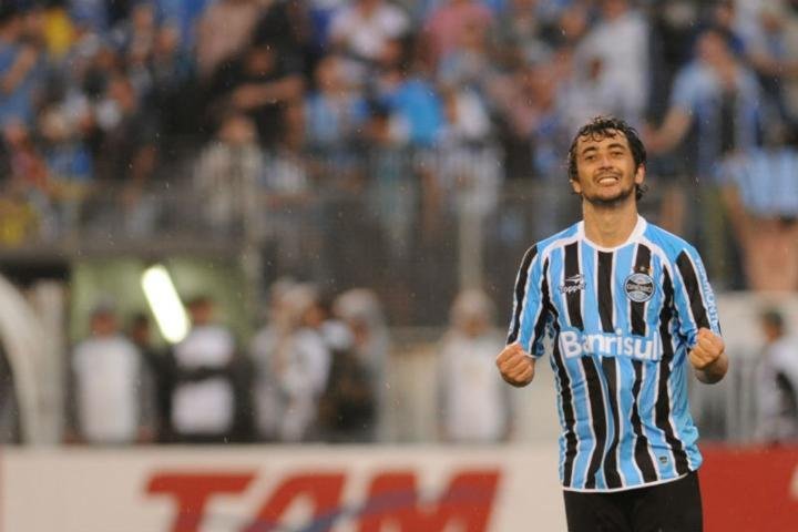 Pelaipe descartou incluir Douglas na negocia&ccedil;&atilde;o com Kleber