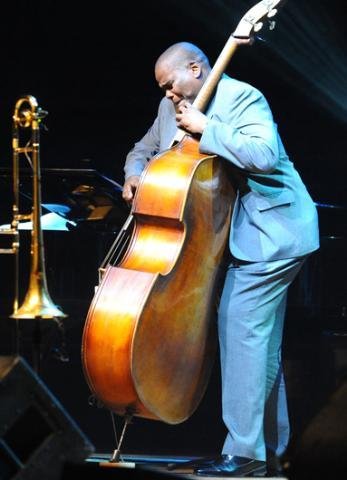 M&uacute;sicos cubanos levaram cerca de duas mil pessoas ao Teatro do Bourbon Country