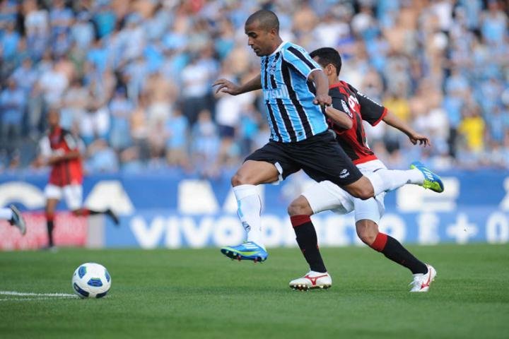 Julio C&eacute;sar prega aten&ccedil;&atilde;o ao Gr&ecirc;mio para jogo contra Am&eacute;rica-MG