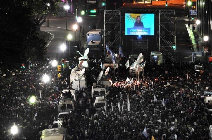 Cristina Kirchner &eacute; reeleita e agradece telefonema de Dilma