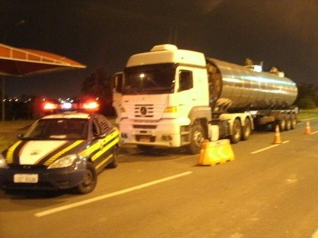 Pol&iacute;cia apreende 250 mil ma&ccedil;os de cigarros contrabandeados em Esteio