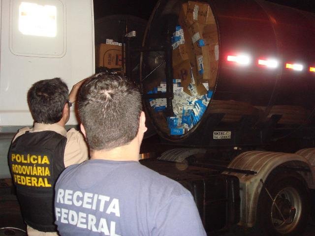 Dentro do reboque havia 250 mil ma&ccedil;os de cigarros
