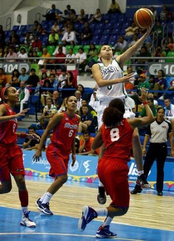 Brasil perde por um ponto e est&aacute; fora da final do basquete feminino no Pan