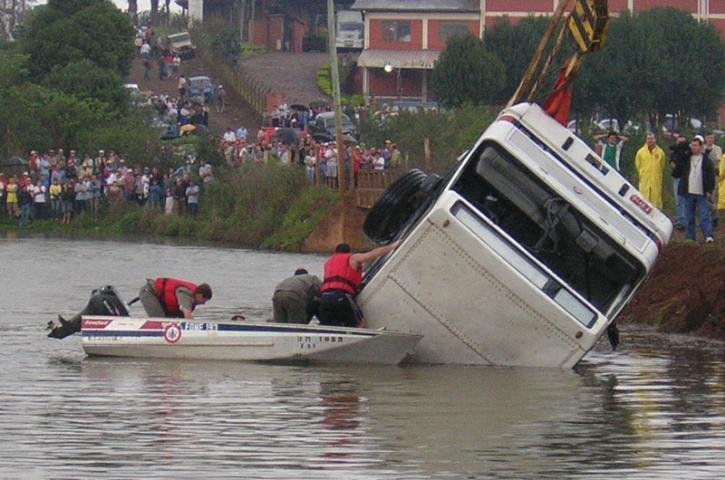 Trag&eacute;dia do &ocirc;nibus escolar que caiu na barragem da Corsan em 2004