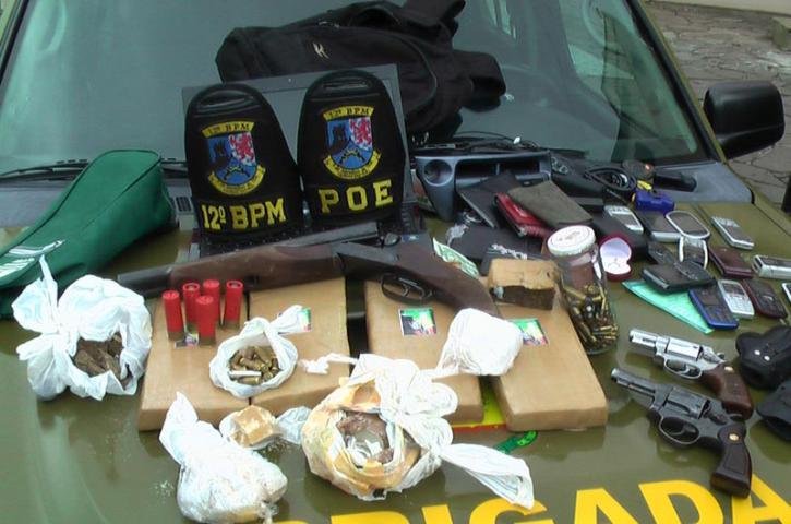 Drogas, armas e ve&iacute;culos roubados foram apreendidos com os suspeitos