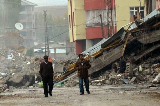 Sobe para 432 o n&uacute;mero de mortos em terremoto na Turquia 