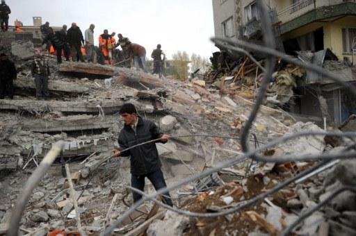 Mais de 400 mortos j&aacute; foram confirmdos por causa do tremor 