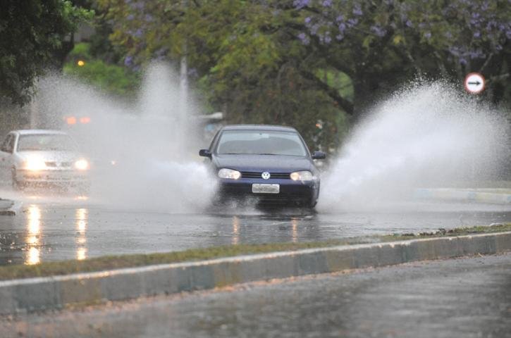 Chuva complica o tr&acirc;nsito e deixa 20 pontos alagados em Porto Alegre