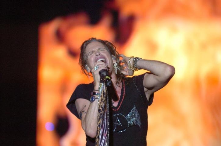 Steven Tyler sofre queda e &eacute; internado no Paraguai