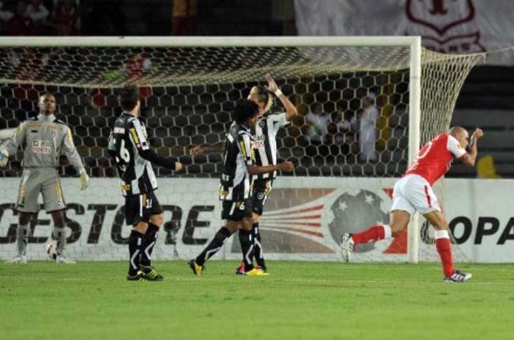 Independiente Santa F&eacute; marcou 4 a 1 e eliminou Botafogo da Sul-Americana