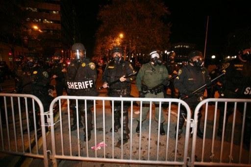Pol&iacute;cia usou g&aacute;s lacrimog&ecirc;neo contra militantes