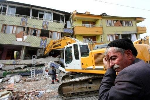 Terremoto de magnitude 7,2 j&aacute; provocou a morte de 459 pessoas e mais de 1.350 feridos