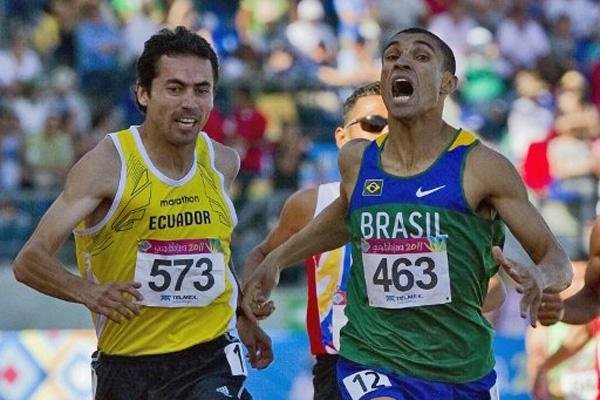 Leandro Oliveira leva ouro em cima da linha de chegada nos 1.500 metros