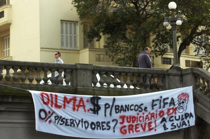 Faixa foi colocada no viaduto Ot&aacute;vio Rocha