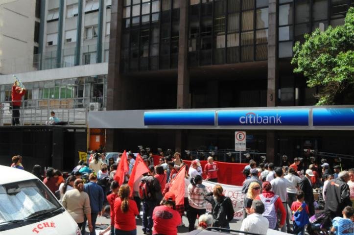 Caminhada com 300 pessoas complicou o tr&acirc;nsito no Centro da Capital