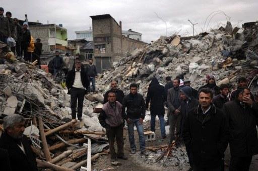 Homem de 18 anos &eacute; resgatado 100 horas ap&oacute;s terremoto na Turquia