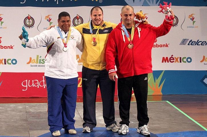 Brasileiro &eacute; ouro no levantamento de peso com recorde