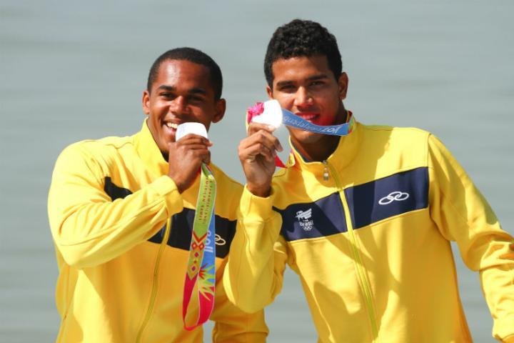 Dupla brasileira &eacute; prata na canoagem e vai &agrave; Olimp&iacute;ada