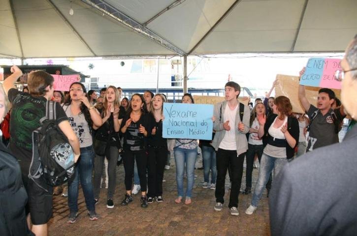 Grupo protesta contra Enem na Feira do Livro
