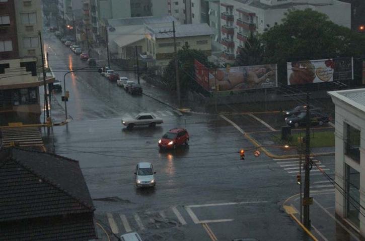 Chuva forte escureceu a cidade de Erechim
