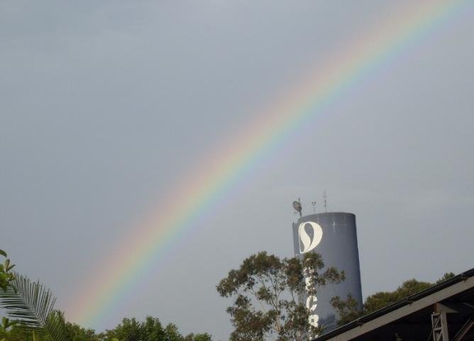 Combina&ccedil;&atilde;o de sol e chuva trouxe arco-&iacute;ris em Esteio no fim da tarde do s&aacute;bado