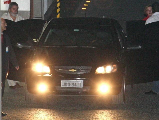 Lula deixa o hospital S&iacute;rio-Liban&ecirc;s rumo a S&atilde;o Bernardo