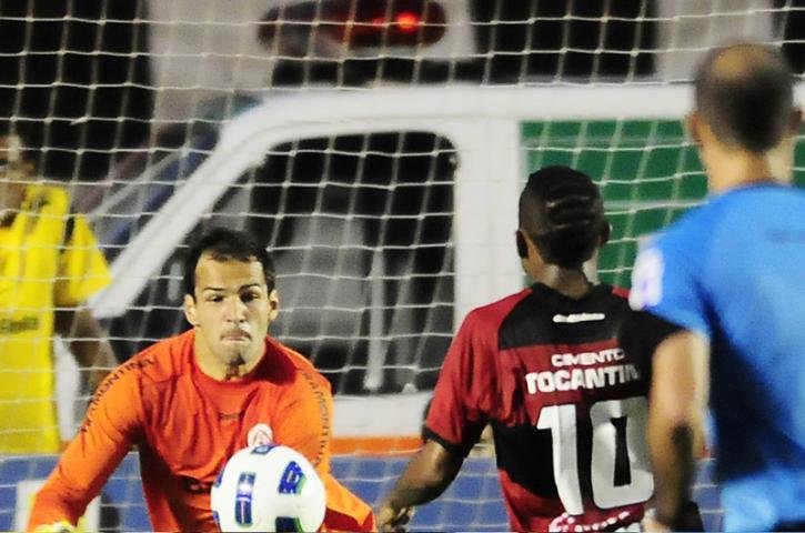 Artilheiro Dami&atilde;o cumprimenta o artilheiro do dia, Kleber