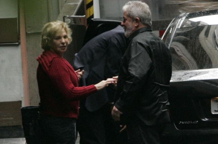 Ex-presidente chegou com Dona Marisa ao hospital nesta manh&atilde;