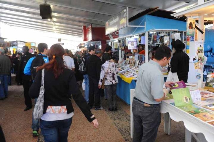 P&uacute;blico lota a Pra&ccedil;a da Alf&acirc;ndega nesta segunda-feira