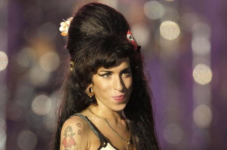 Novo &aacute;lbum com m&uacute;sicas gravadas pela cantora Amy Winehouse ser&aacute; lan&ccedil;ado em dezembro