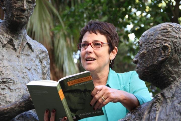 Feira do Livro celebra os 109 anos do poeta Carlos Drummond 