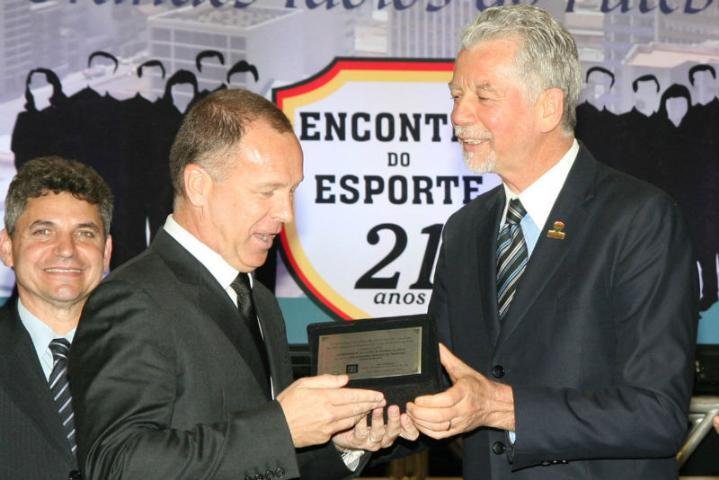 Mano Menezes recebe condecora&ccedil;&atilde;o e &eacute; novo embaixador da Copa de 2014