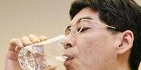 Parlamentar bebe água de poça da usina de Fukushima
