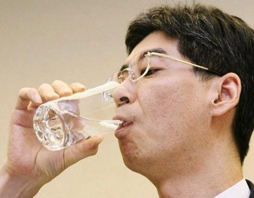 Parlamentar bebe &aacute;gua de po&ccedil;a da usina de Fukushima