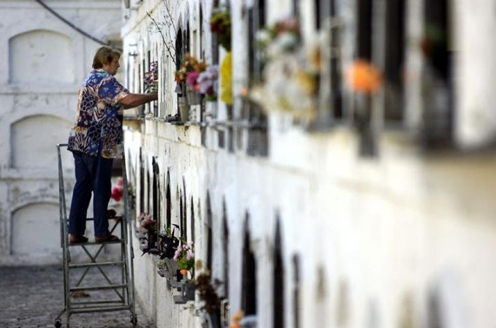 Muitos compareceram aos cemit&eacute;rios para fazer a limpeza de l&aacute;pides e depositar flores