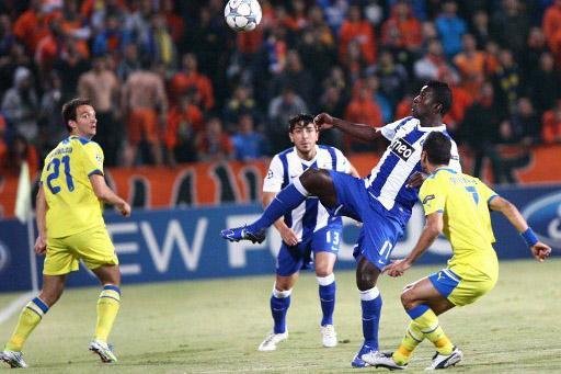 Manduca (E), ex-Gr&ecirc;mio, marcou o gol da vit&oacute;ria para o Apoel Nic&oacute;sia, l&iacute;der do Grupo G